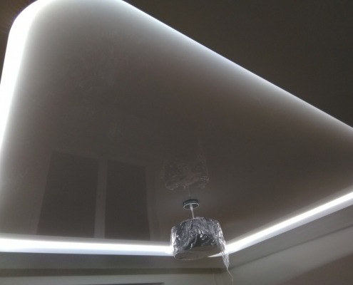 blizgios dviejų lygių įtempiamos lubos su led perimetro apšvietimu Blizgios dviejų lygių įtempiamos lubos su led perimetro apšvietimu