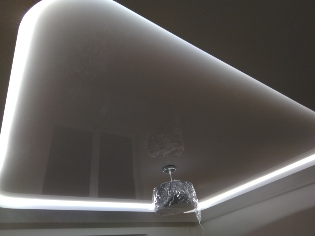 blizgios dviejų lygių įtempiamos lubos su led perimetro apšvietimu Blizgios dviejų lygių įtempiamos lubos su led perimetro apšvietimu