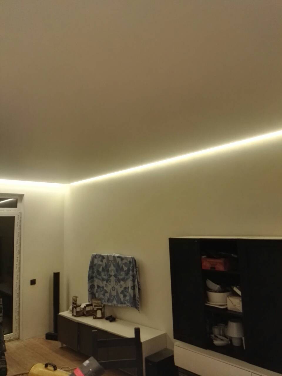 Dviejų lygių įtempiamos lubos perimetro apšvietimas Dviejų lygių įtempiamos lubos perimetro apšvietimas