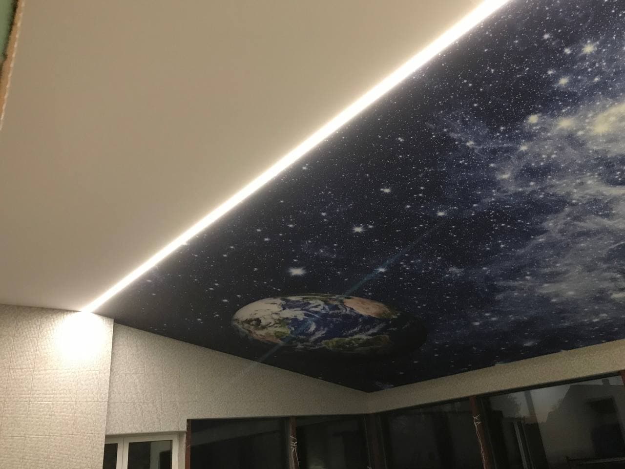 Dviejų lygių įtempiamos lubos žvaigždėtas dangus Dviejų lygių įtempiamos lubos žvaigždėtas dangus