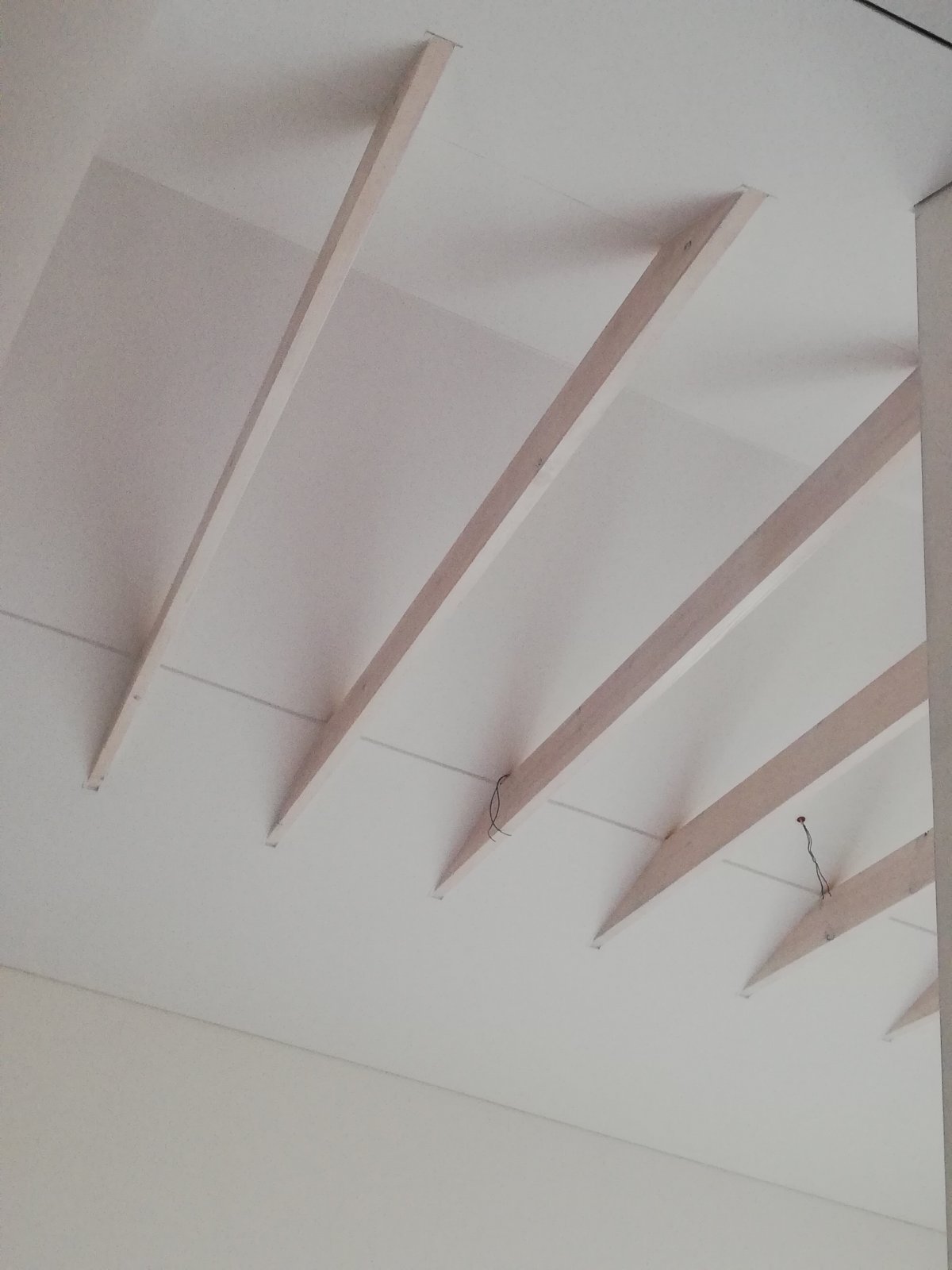 įtempiamos lubos matinės baltos stogo sijo įtempiamos lubos matinės baltos stogo sijo