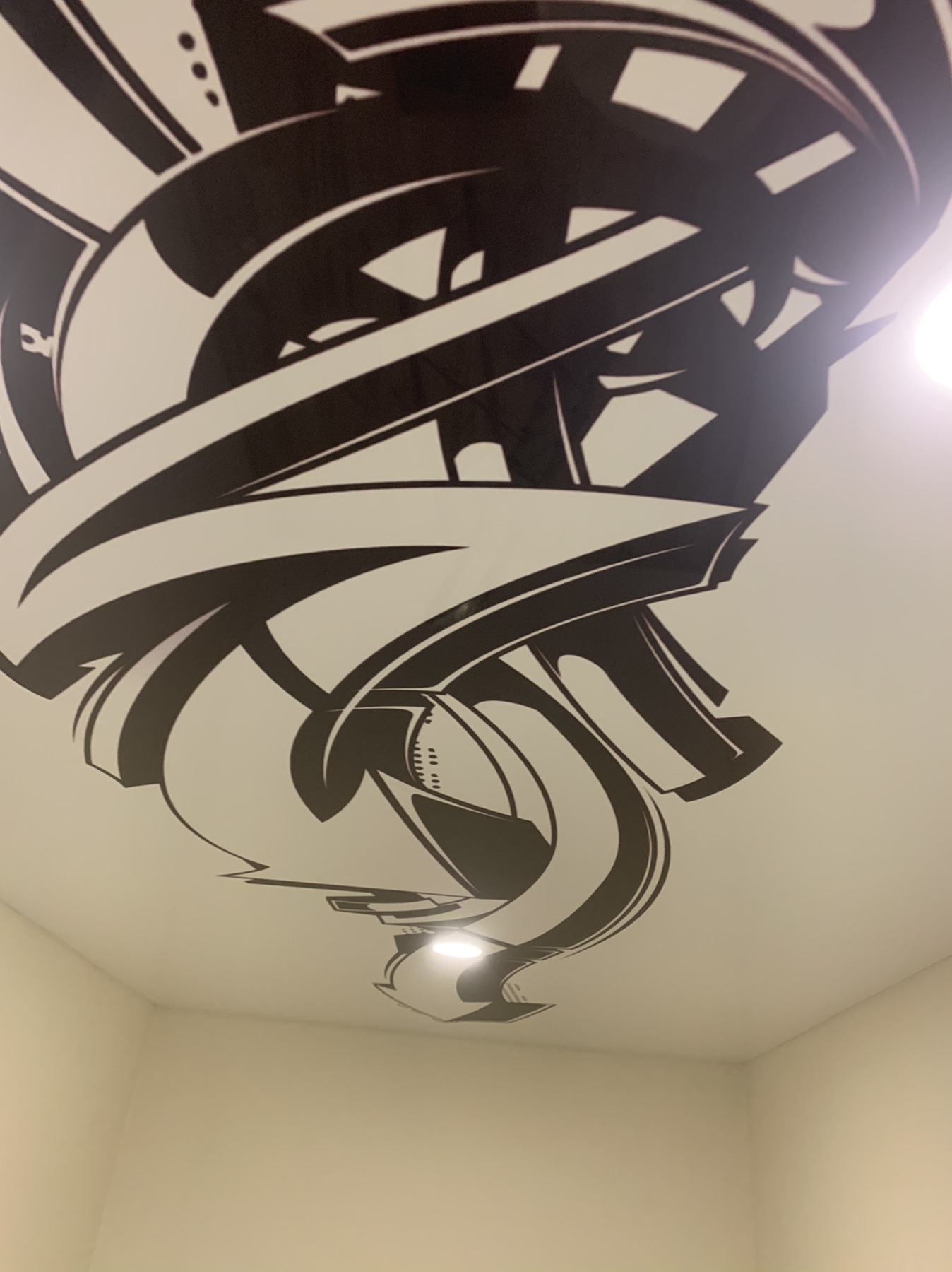 įtempiamos lubos su grafitti piešiniu Įtempiamos lubos su grafitti piešiniu