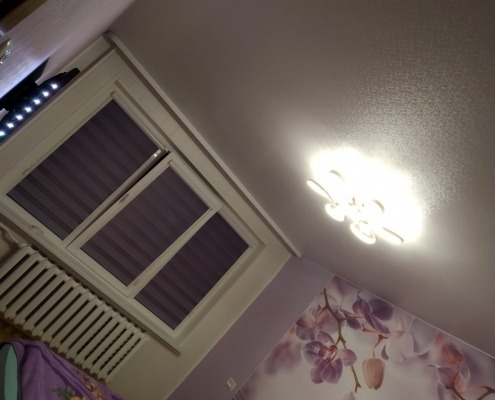 įtempiamos lubos su karnizu tekstūros ornamento piešiniu įtempiamos lubos su karnizu tekstūros ornamento piešiniu