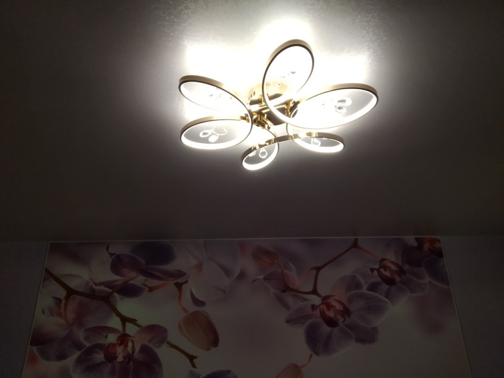 įtempiamos lubos su karnizu tekstūros ornamento piešiniu1