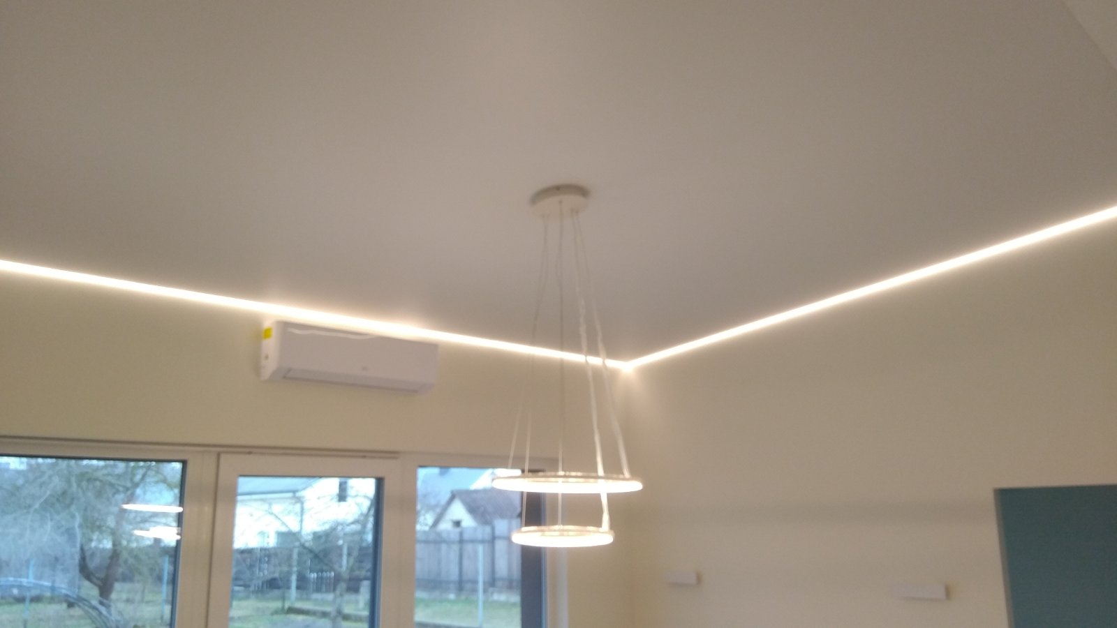 įtempiamos lubos su led perimetro apšvietimu Įtempiamos lubos su led perimetro apšvietimu