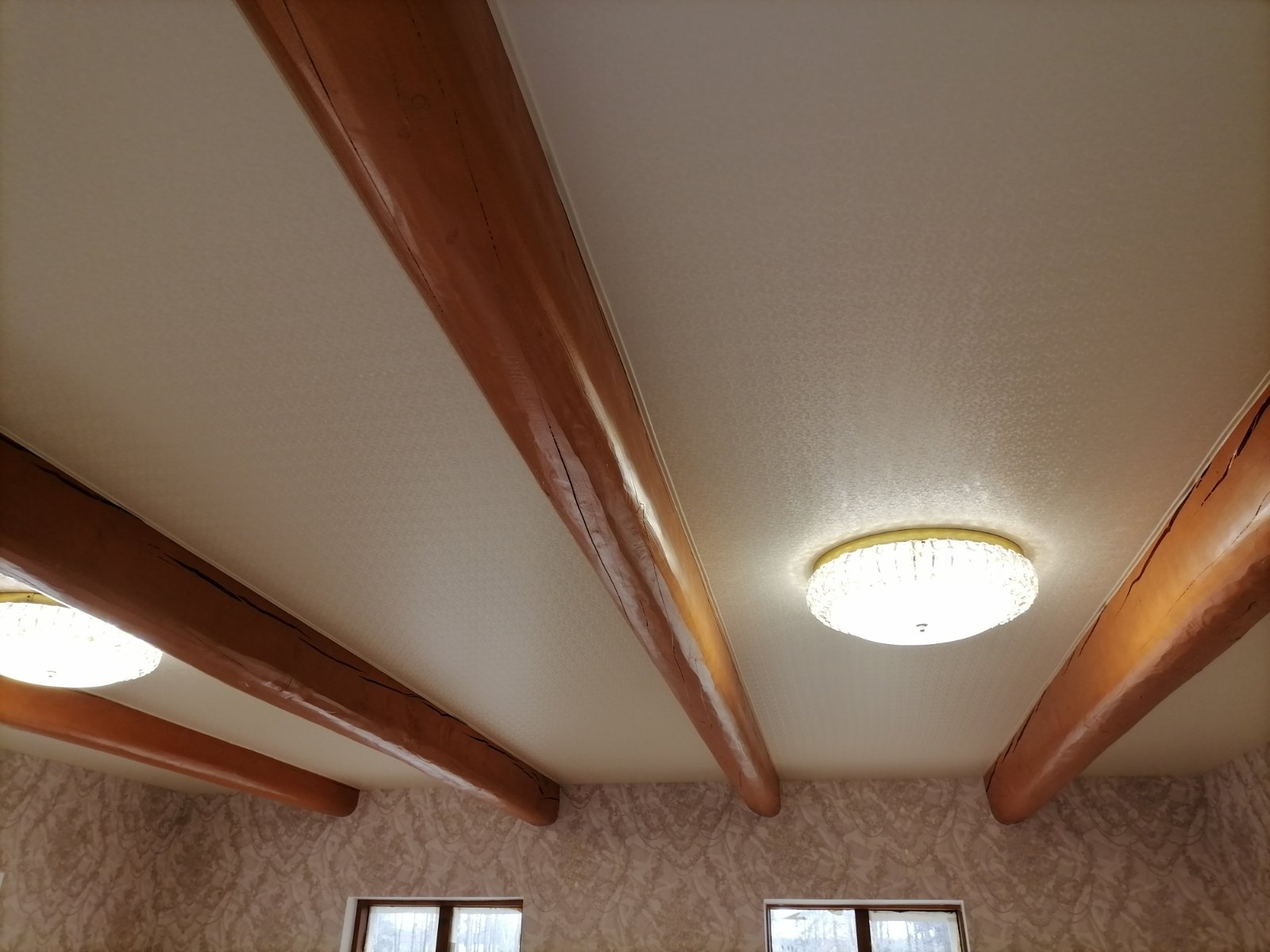 įtempiamos lubos tarp sijų su šviestuvais įtempiamos lubos tarp sijų