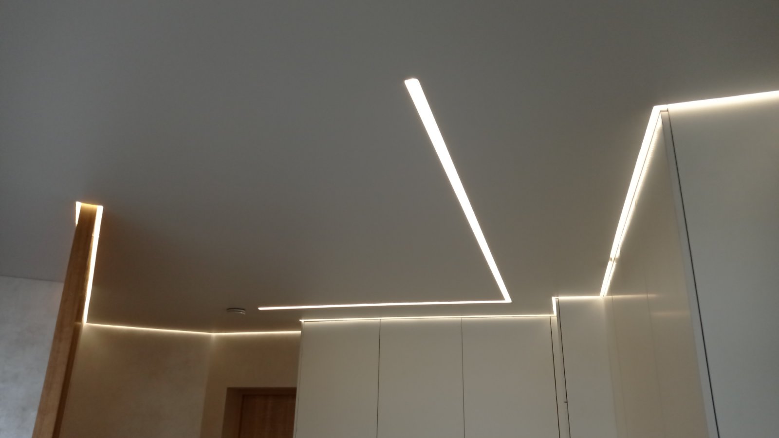 LED juostų matinės baltos įtemptos lubos LED juostų matinės baltos įtemptos lubos