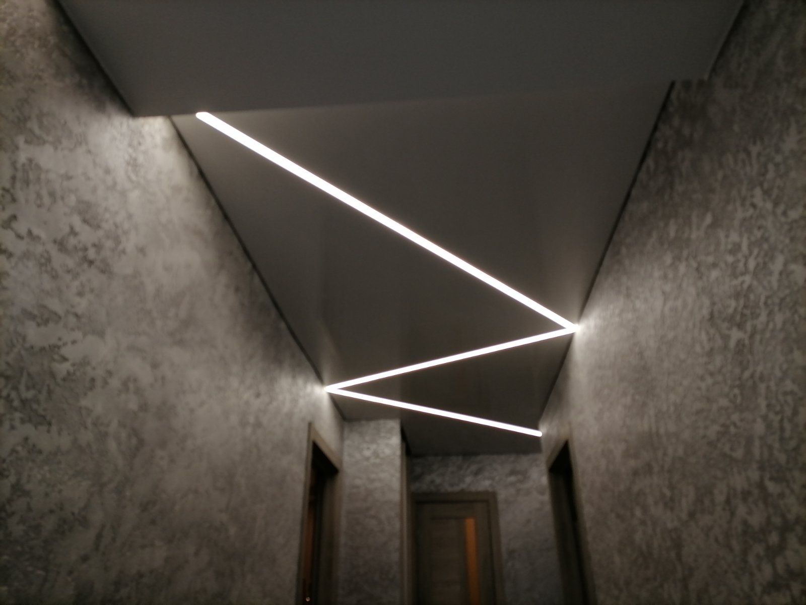 LED zig zag baltos matinės įtemptos lubos LED zig zag baltos matinės įtemptos lubos