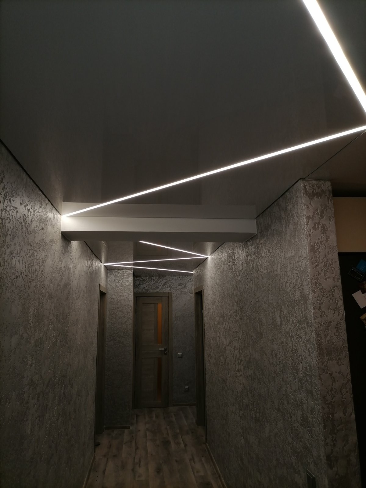 LED zig zag formos juodos įtemptos lubos LED zig zag formos juodos įtemptos lubos
