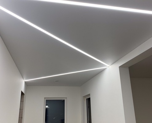 LED zigzag juostų matinės baltos įtemptos lubos LED zigzag juostų matinės baltos įtemptos lubos