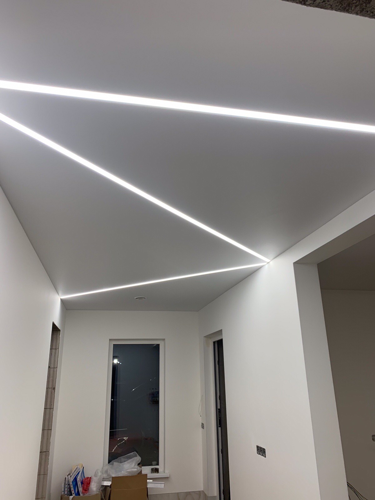 LED zigzag juostų matinės baltos įtemptos lubos LED zigzag juostų matinės baltos įtemptos lubos