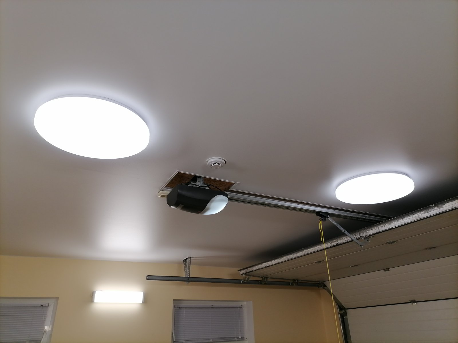 Satininės baltosįtempiamos lubos su apšvietimu Satininės baltosįtempiamos lubos su apšvietimu