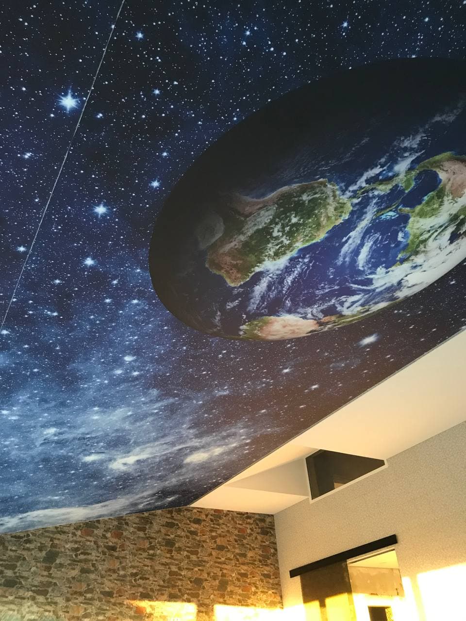 Žvaigždėto dangaus įtempiamos lubos Žvaigždėto dangaus įtempiamos lubos su planeta